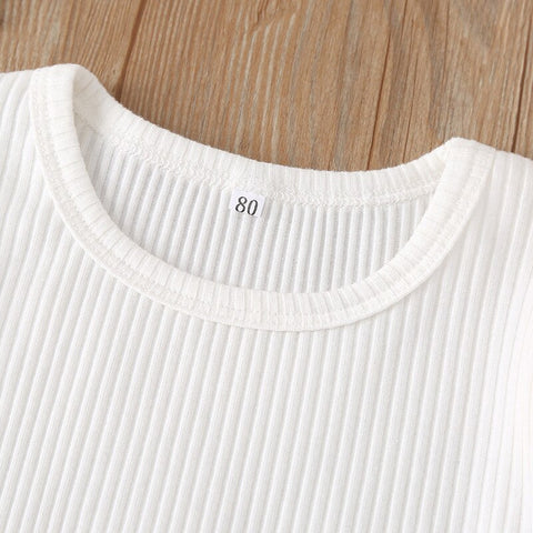 Conjunto de camiseta con mangas con volantes y falda con tirantes florales