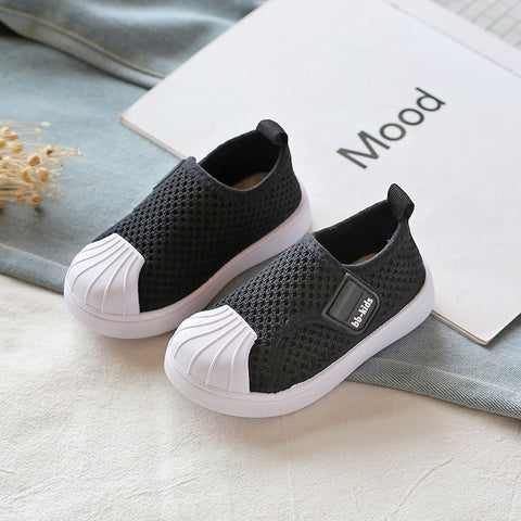 Breathable Slip-On Shoes Toe Cap Design