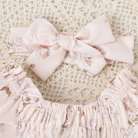 Niedlicher geblümter Strampler mit passendem Haarband