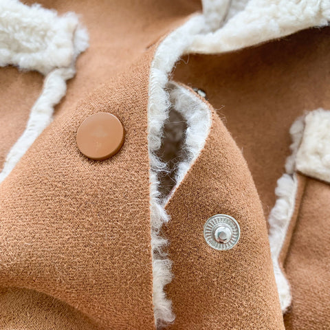 Jakna iz jagnječje volne s sprednjimi žepi in širokim ovratnikom