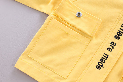 Set aus Jacke, T-Shirt und Jeans mit Dinosaurier-Print