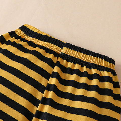 Komplet s čebeljim potiskom, črtastimi hlačami in kapo