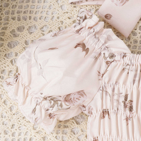 Niedlicher geblümter Strampler mit passendem Haarband