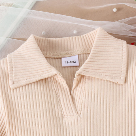 Komplet iz veselega rebrastega puloverja in karo krila