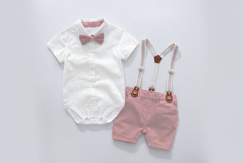 طقم مكون من قميص قطني وبنطال قصير بحمالات