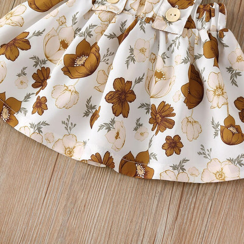 Conjunto de camiseta con mangas con volantes y falda con tirantes florales