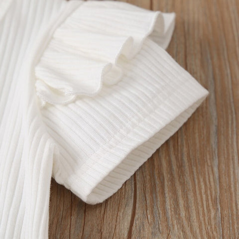 Conjunto de camiseta con mangas con volantes y falda con tirantes florales