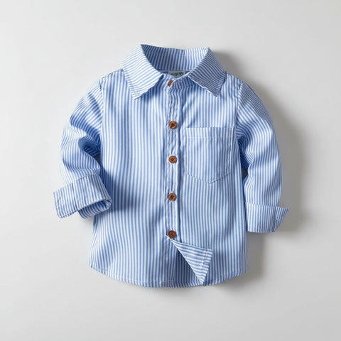 Grazioso set composto da camicia a righe, gilet e pantaloni con papillon