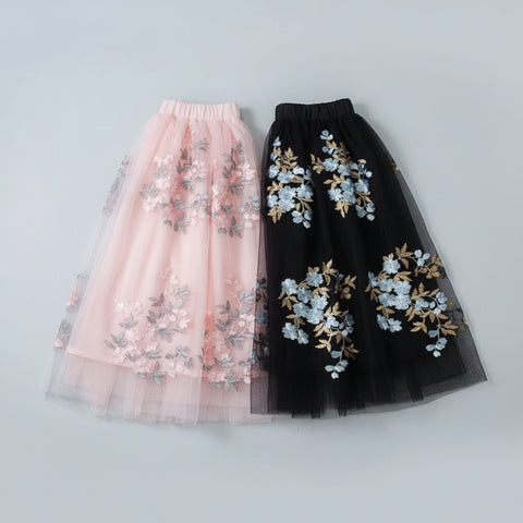 Cvetlično vezeno krilo iz tila