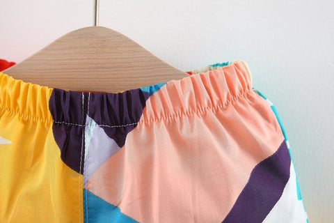 Fröhliches und farbenfrohes Set aus Baumwollbluse und Shorts