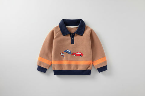 Barvita bombažna polo majica z vezenjem avtomobila