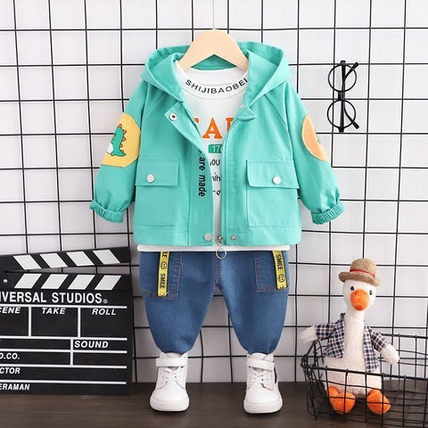 Set aus Jacke, T-Shirt und Jeans mit Dinosaurier-Print