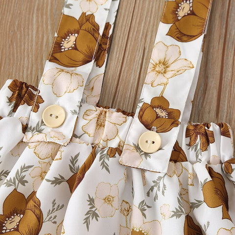 Conjunto de camiseta con mangas con volantes y falda con tirantes florales