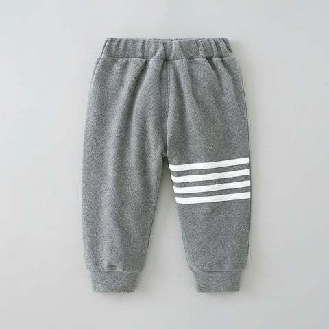 Set aus T-Shirt, Hemd, Weste, Mantel und Hose mit minimalistischen Streifen