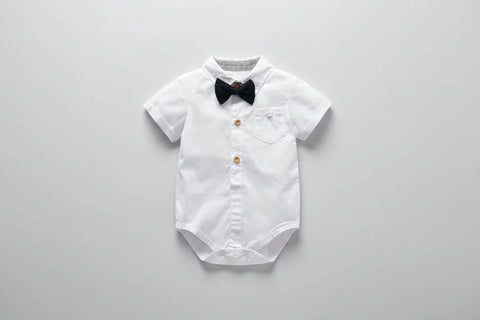 Charmantes Hemd-Overall-Set mit Fliege und Hosenträger-Shorts