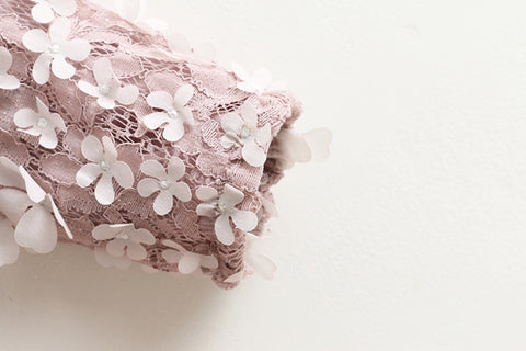 Elegante vestido de tul con encaje y apliques florales