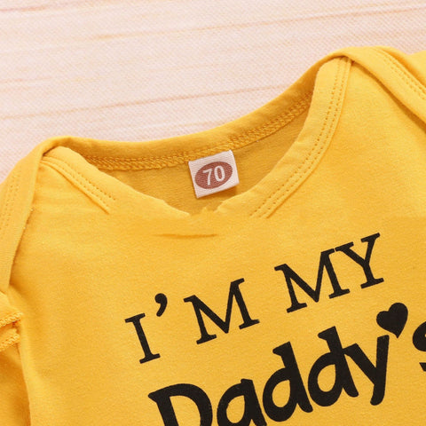 طقم مكون من جمبسوت بأكمام مكشكشة، وشورت، وعصابة رأس