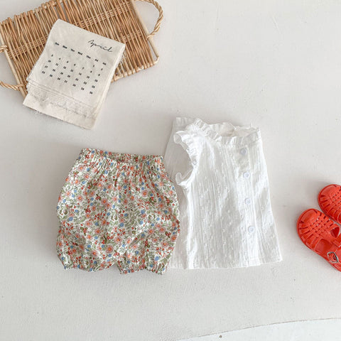 Completo composto da camicetta con maniche a volant e pantaloncini floreali