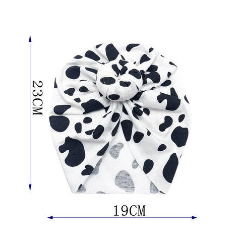 Turban with black and white pattern and measurements on a white background