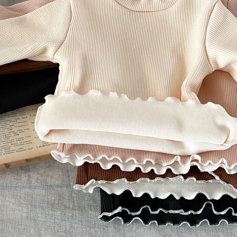 Geripptes Baumwolltop mit Rüschenkragen