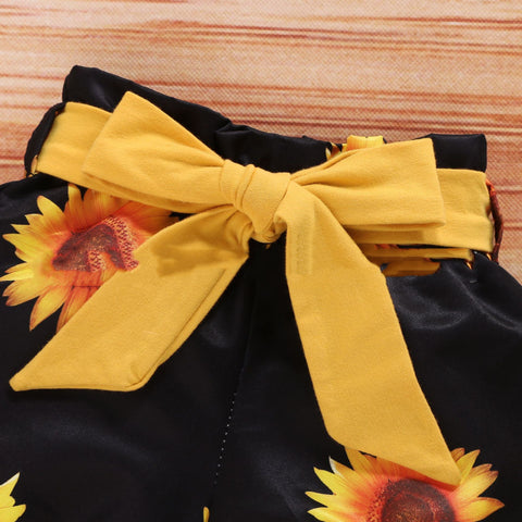 طقم مكون من جمبسوت بأكمام مكشكشة، وشورت، وعصابة رأس