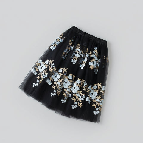 Cvetlično vezeno krilo iz tila