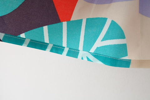 Fröhliches und farbenfrohes Set aus Baumwollbluse und Shorts