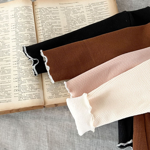 Geripptes Baumwolltop mit Rüschenkragen