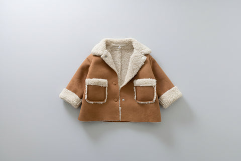 Jakna iz jagnječje volne s sprednjimi žepi in širokim ovratnikom