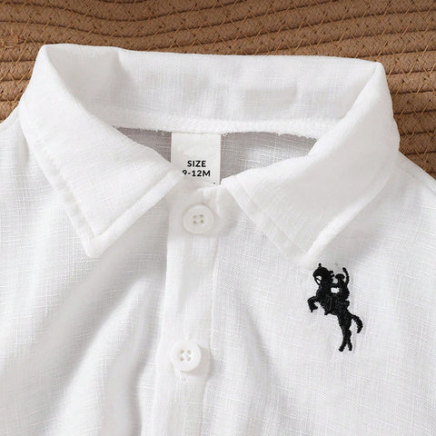 Komplet polo majice, brezrokavnika in kratkih hlač z vezenjem