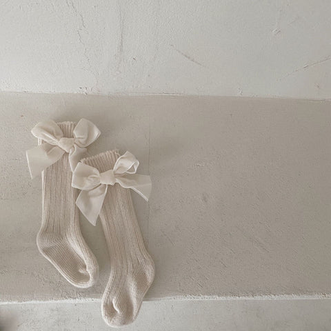 جوارب طويلة مضلعة تصل إلى الركبة مع فيونكة مخملية