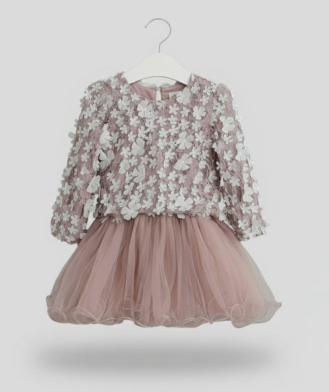 Elegante vestido de tul con encaje y apliques florales