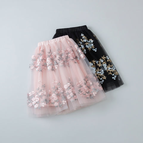 Cvetlično vezeno krilo iz tila