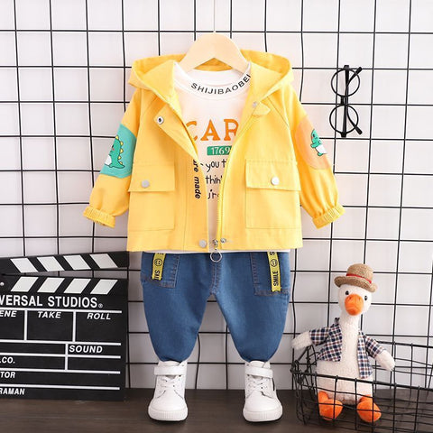 Set aus Jacke, T-Shirt und Jeans mit Dinosaurier-Print